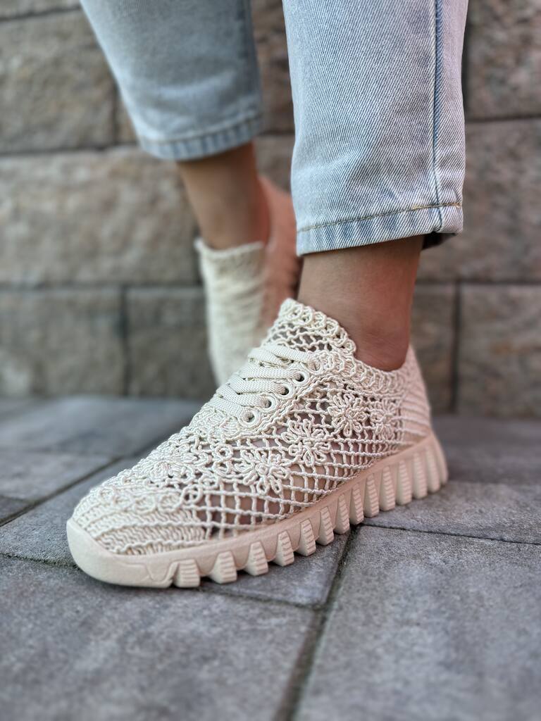 Beżowe buty koronkowe damskie – Modne buty na grubej podeszwie T. Sokolski - Styl casualowy