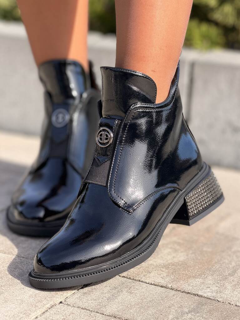 Botki Czarne Lakierowane Na Niskim Słupku Modne Buty Filippo - Styl rockowy