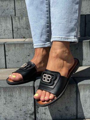 Czarne klapki skórzane z ozdobą T.Sokolski L25-167 - Styl casualowy