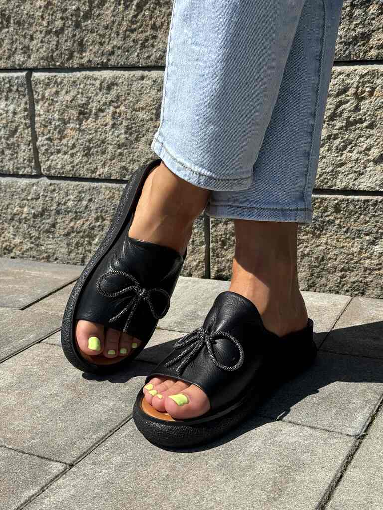 Czarne klapki damskie skórzane na platformie T.Sokolski L25-154 - Styl boho