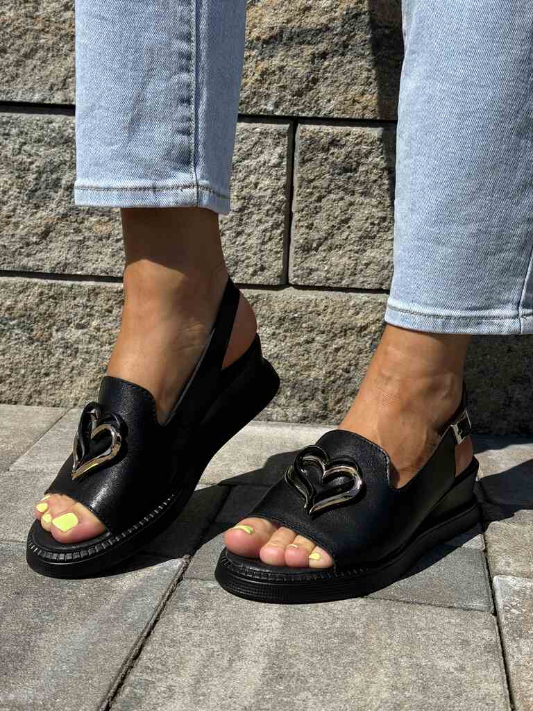 Czarne skórzane sandały damskie na koturnie T.Sokolski L25-664 - Styl boho