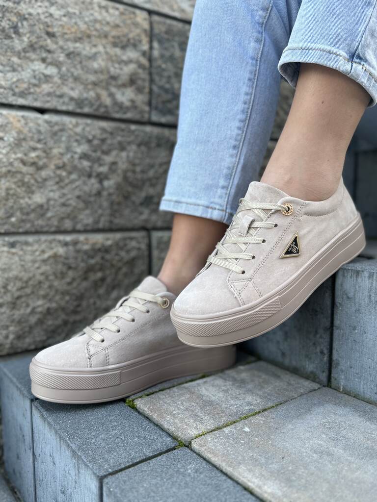 Beżowe skórzane buty na platformie – Wygodne buty sportowe na grubej podeszwie Filippo DP3533/24 - Styl casualowy