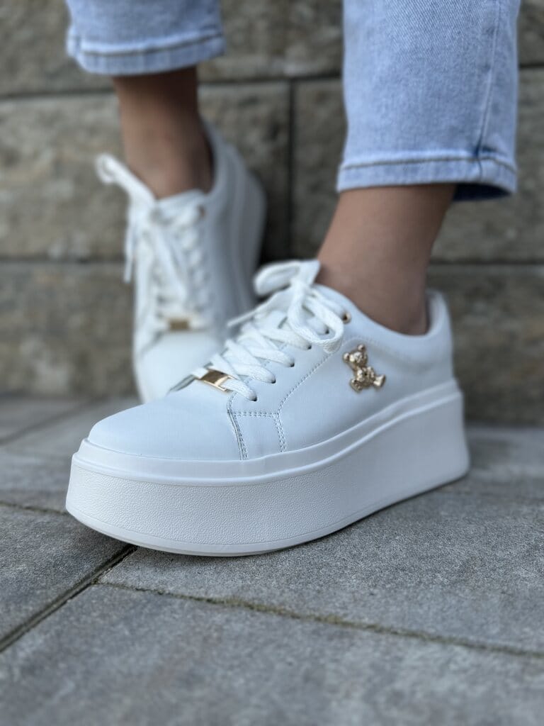 Białe skórzane sneakersy – Wygodne buty sportowe na grubej podeszwie Filippo - Do spodni