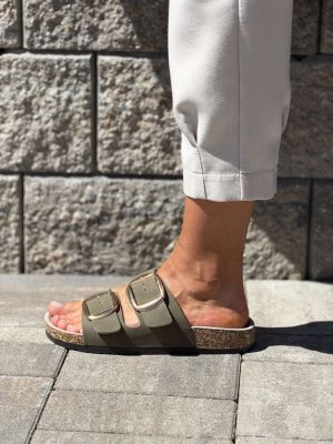 Khaki klapki z klamerkami na korkowym spodzie Evento 178 - Styl klasyczny