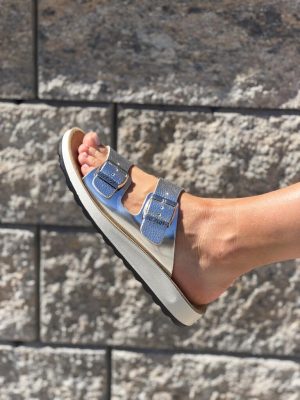 Srebrne klapki z klamrami komfortowe Fly Flot 77 G64 ZC - Styl glamour