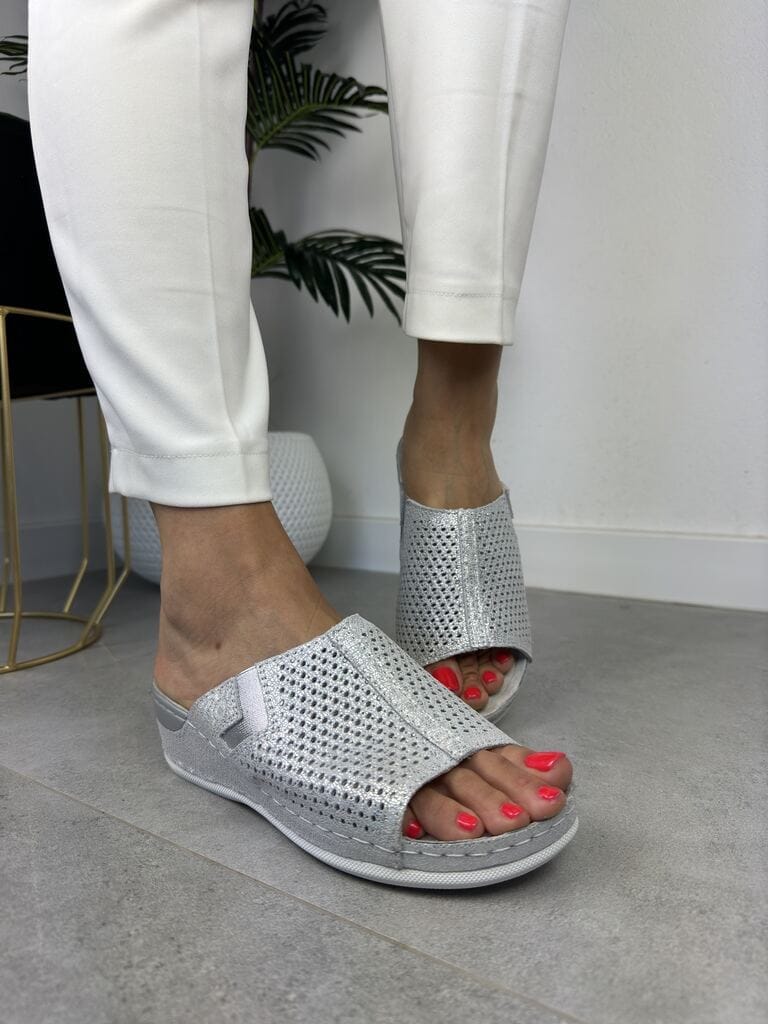 Srebrne skórzane klapki damskie na koturnie Bn289 - Styl glamour