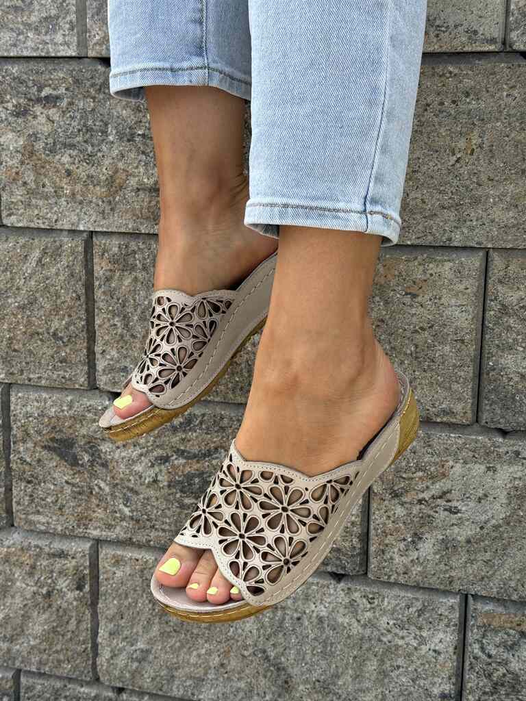 Beżowe ażurowe klapki damskie skórzane T.Sokolski L225 Beż - Styl casualowy