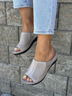 Szare klapki damskie na koturnie skórzane Sokolski L25-157 - Styl casualowy