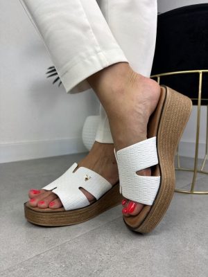 Białe klapki damskie na wygodnym koturnie Vinceza 17339 - Styl casualowy