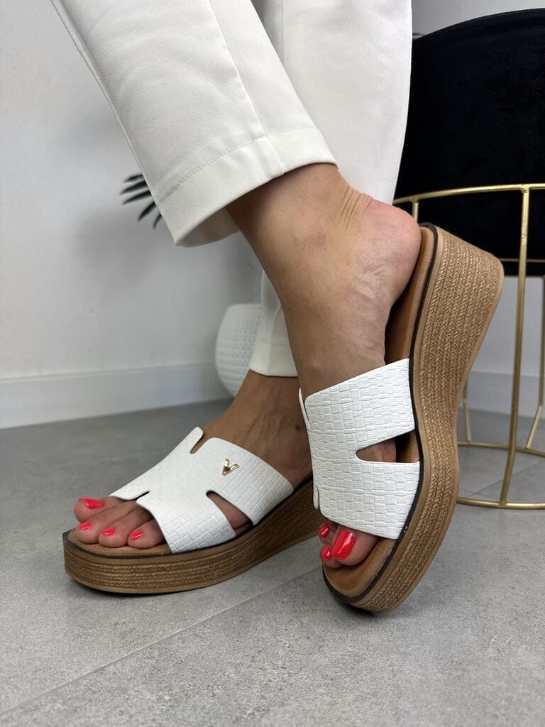 Białe klapki damskie na wygodnym koturnie Vinceza 17339 - Styl casualowy