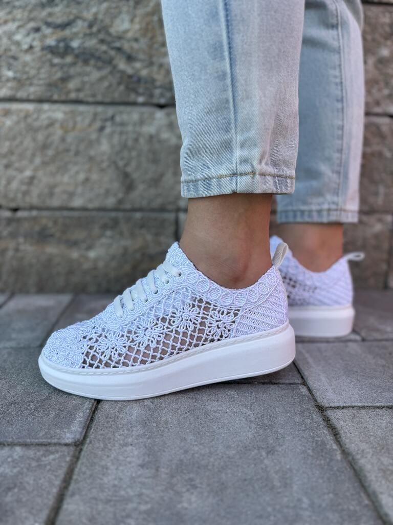 Białe buty koronkowe damskie – Modne buty na grubej podeszwie T. Sokolski - Do sukienki