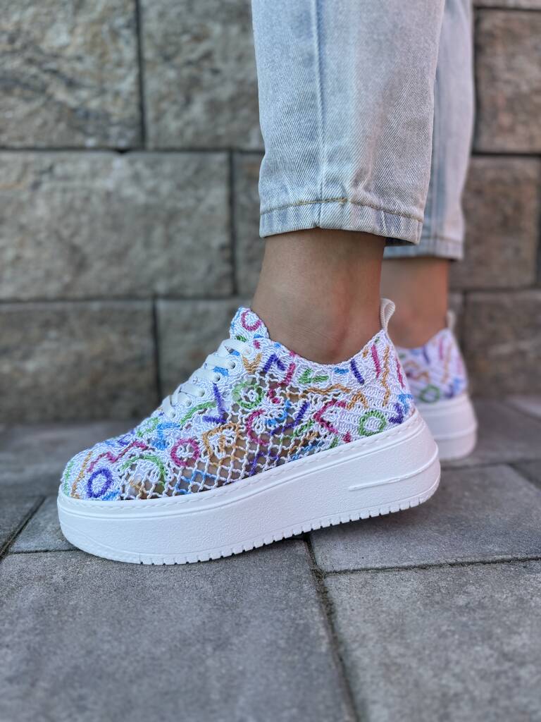 Koronkowe sneakersy damskie multikolor – Modne buty koronkowe T. Sokolski HEJ W503 - Styl miejski