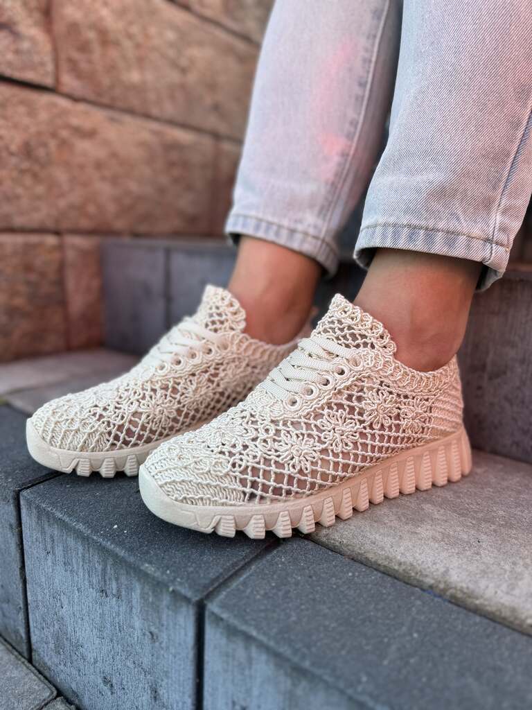 Beżowe buty koronkowe damskie – Modne buty na grubej podeszwie T. Sokolski - Styl miejski