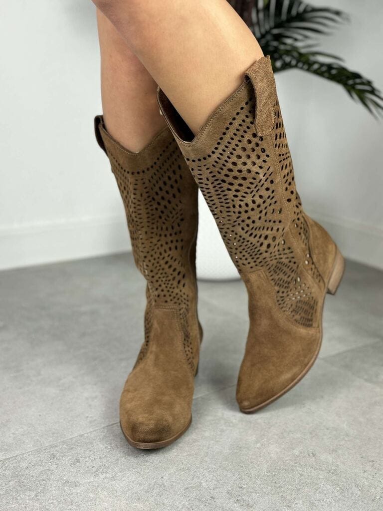 Brązowe Kozaki Na Niskim Obcasie – Skórzane Modne Buty Damskie - Do sukienki