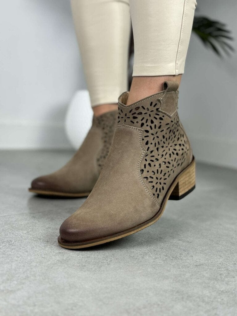 Botki ażurowe na niskim obcasie – Modne Buty Pulso B-124 Beż - Styl miejski