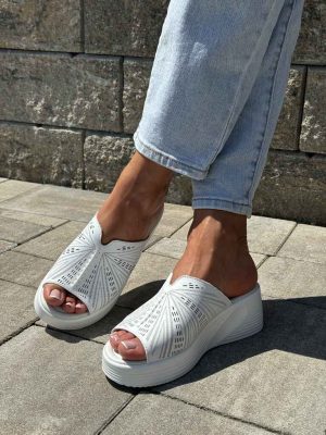 Białe klapki skórzane damskie na koturnie Barski LR275 - Styl casualowy