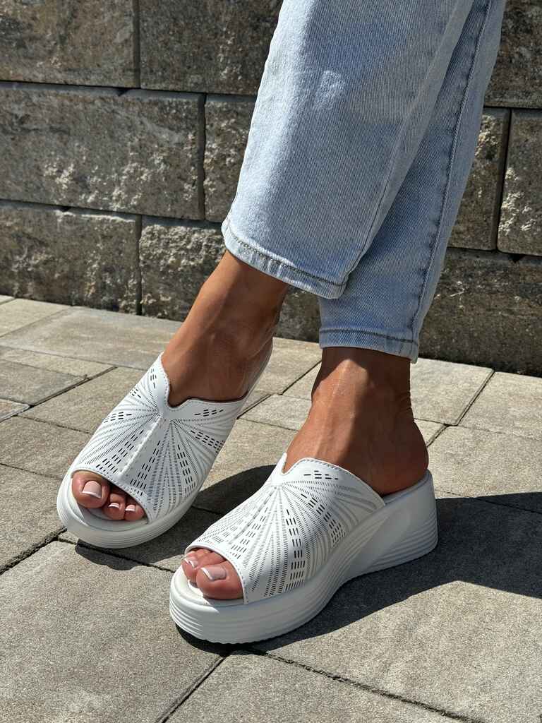 Białe klapki skórzane damskie na koturnie Barski LR275 - Styl casualowy