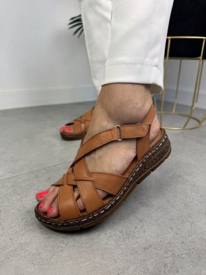 Skórzane sandały damskie miękkie na koturnie T.Sokolski L22-378 Brown - Styl casualowy