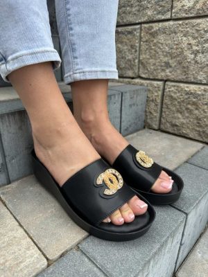 Czarne klapki damskie na koturnie – Wygodne klapki Barski - Styl casualowy