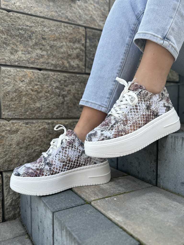 Koronkowe sneakersy damskie – Modne buty koronkowe T. Sokolski HEJ W503 - Styl miejski