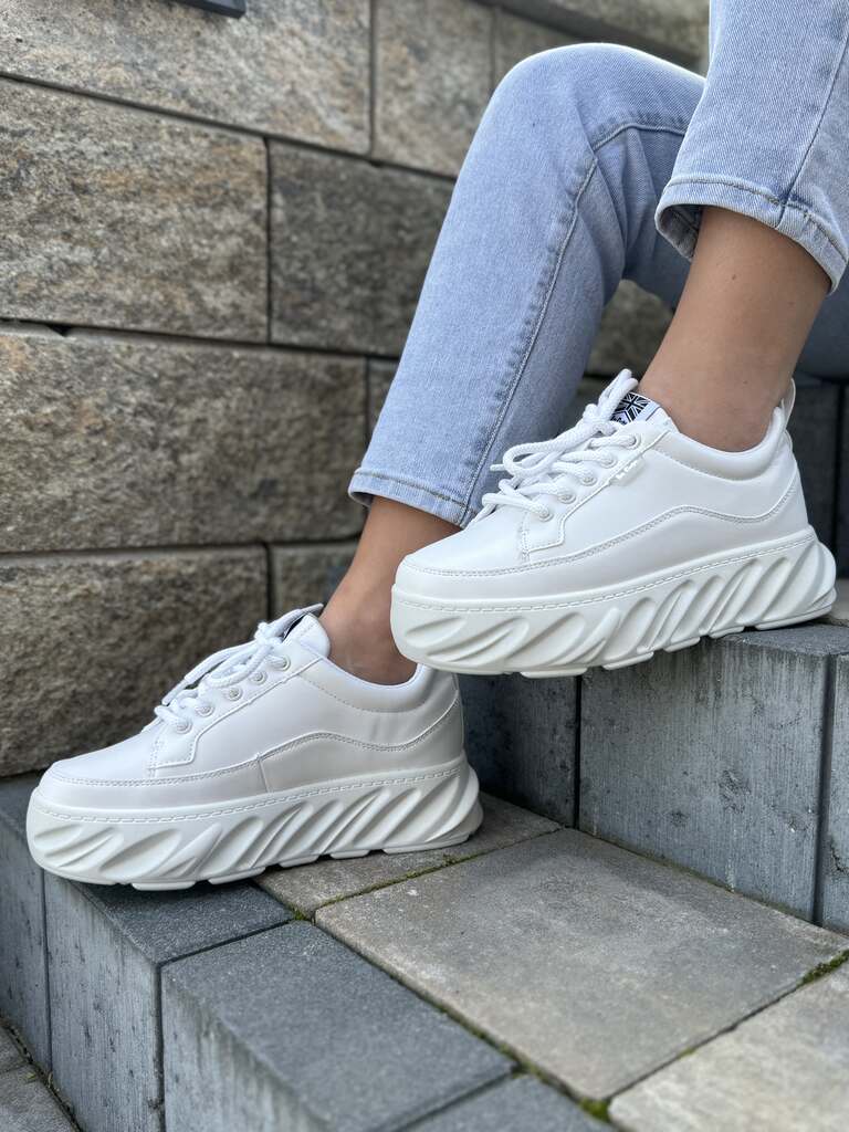 Sneakersy damskie białe na grubej podeszwie z eko skóry Lee Cooper 2713L - Do spódnicy