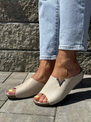 Szare skórzane klapki damskie Sokolski AMI L22-301 - Styl wakacyjny