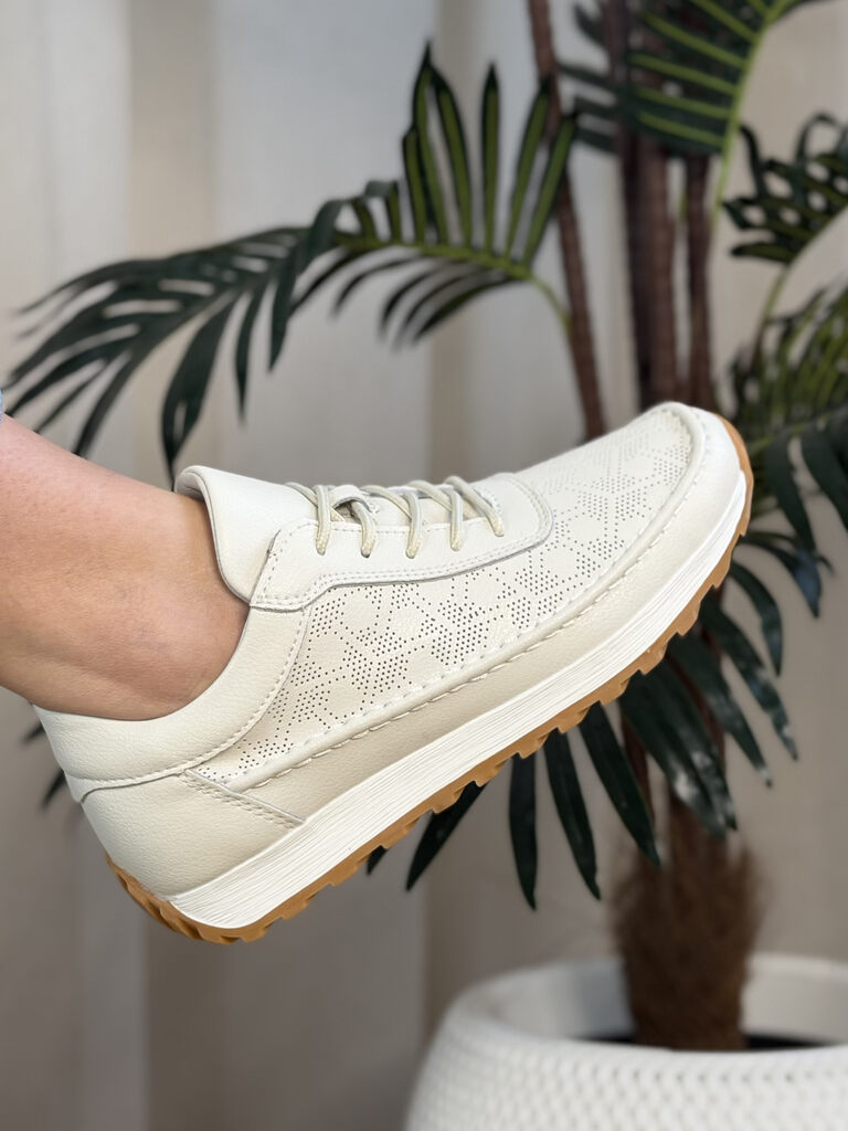 Beżowe skórzane sneakersy damskie ażurowe Sergio Leone SP-001 - Na wiosnę