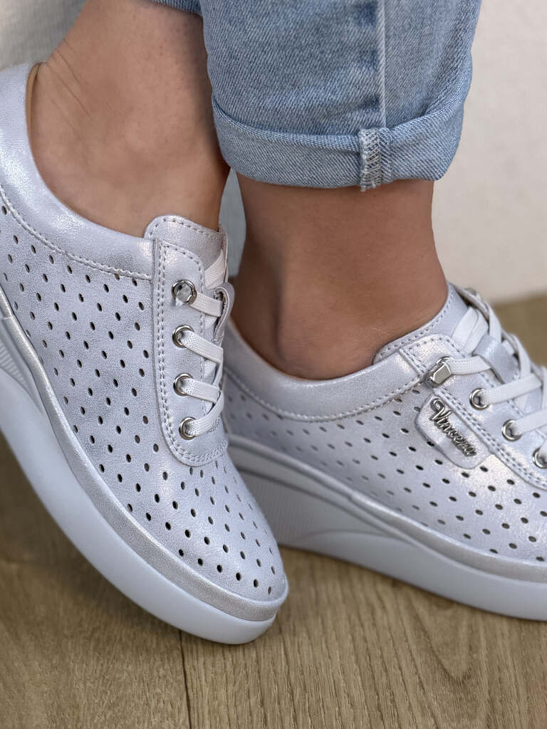 Srebrne ażurowe skórzane półbuty damskie na koturnie Vinceza 79603 - Styl glamour