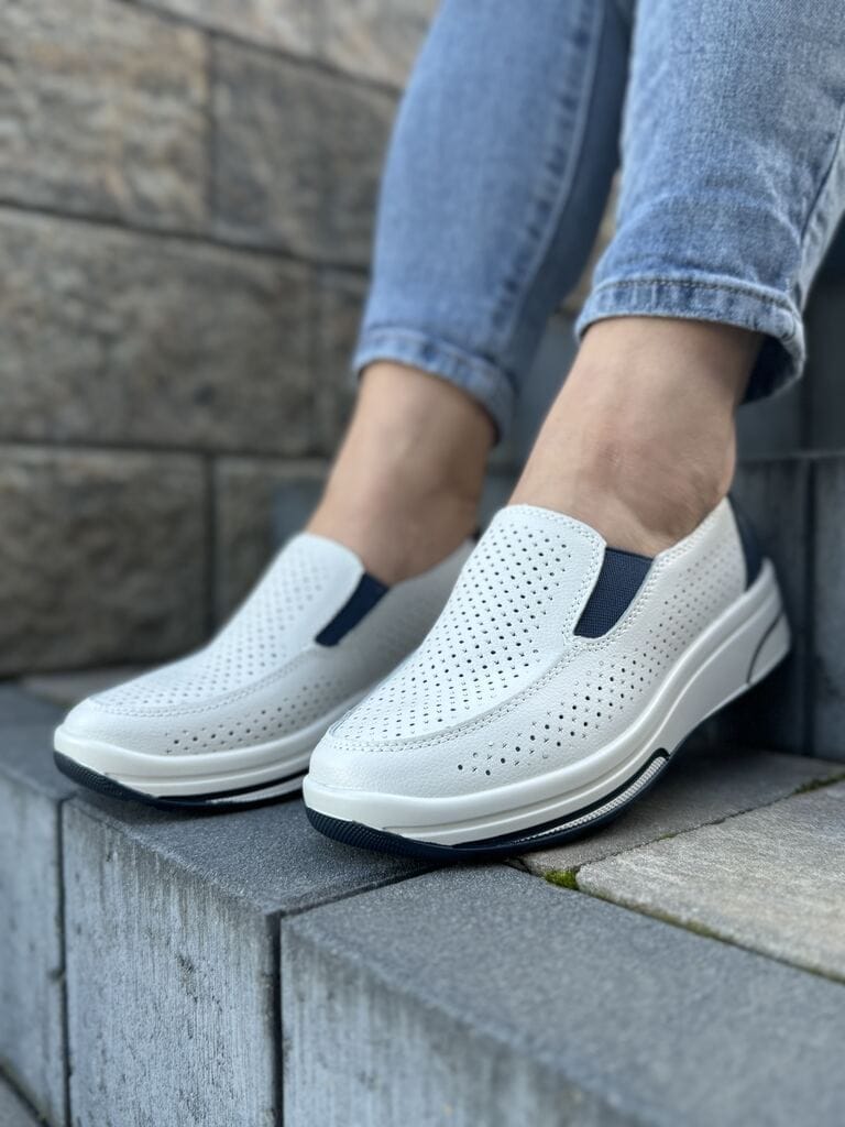 Półbuty skórzane damskie ażurowe – Wygodne sneakersy wsuwane damskie Evento - Do spodni