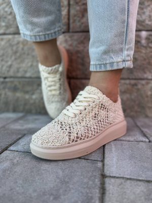 Koronkowe buty damskie beżowe – Modne buty na grubej podeszwie T. Sokolski - Styl casualowy