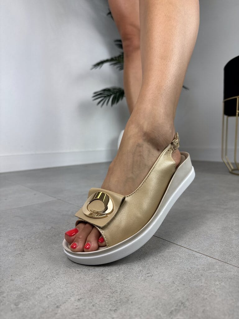 Złote skórzane sandały damskie – Eleganckie buty damskie na koturnie Contes 652 - Do spodni