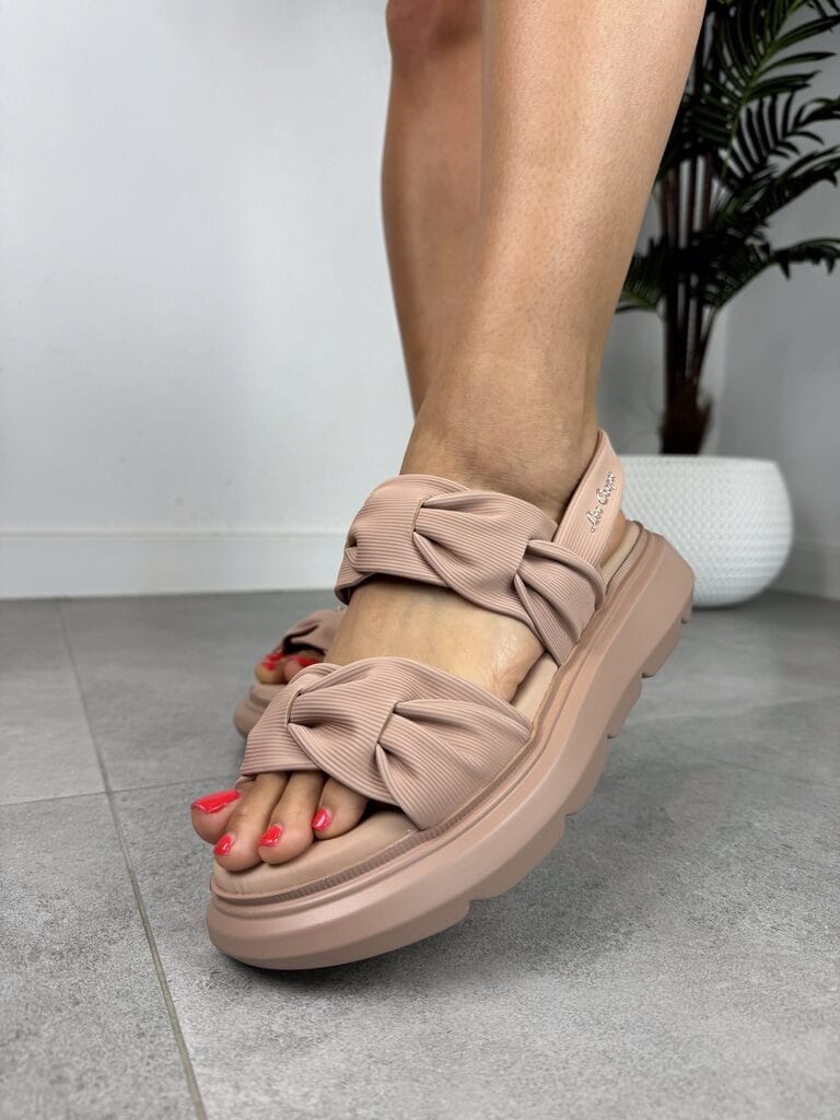 Różowe sandały na platformie – Eleganckie buty na plażę Lee Copper - Styl miejski