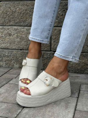 Beżowe klapki damskie na koturnie T.Sokolski L25-253 - Styl casualowy