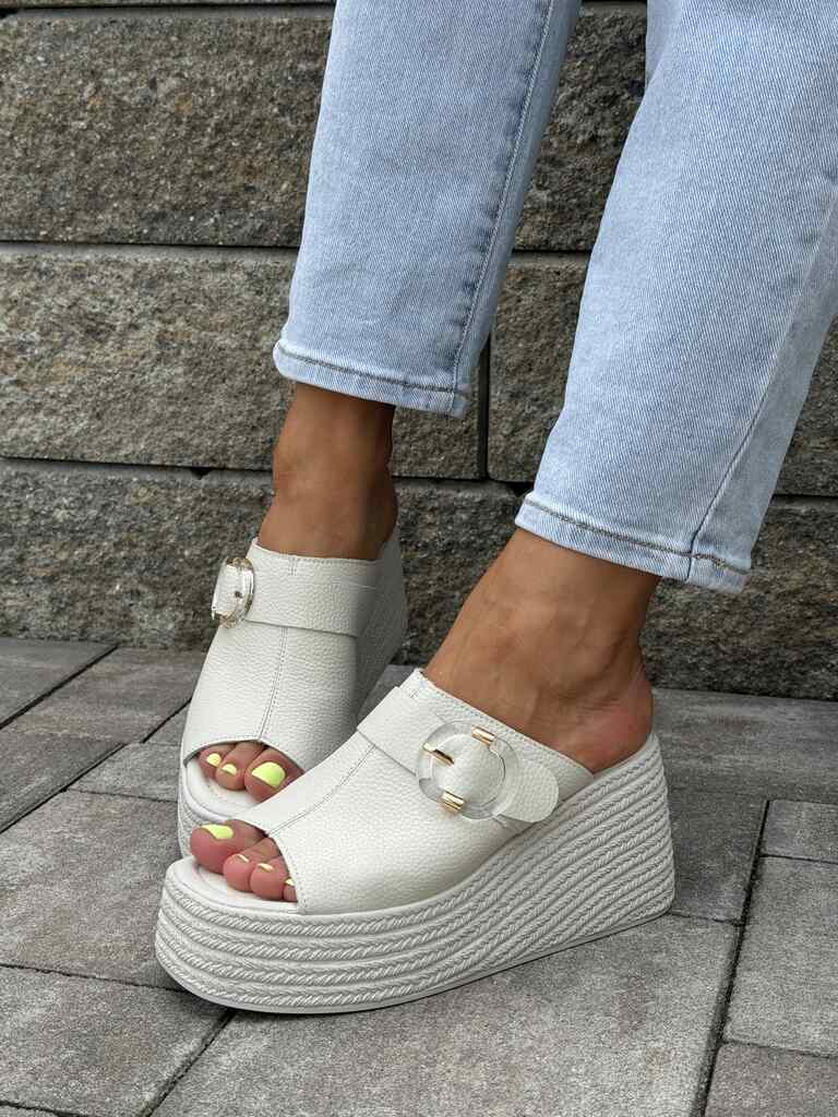 Beżowe klapki damskie na koturnie T.Sokolski L25-253 - Styl casualowy