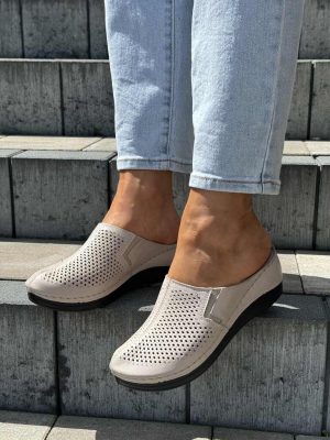 Skórzane klapki damskie z zakrytym przodem T.Sokolski L24-164 - Styl casualowy