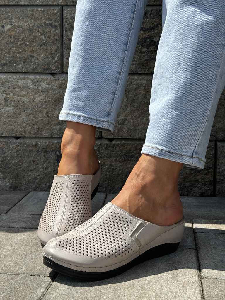 Skórzane klapki damskie z zakrytym przodem T.Sokolski L24-164 - Styl klasyczny
