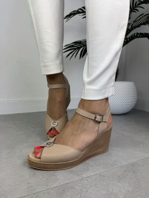 Skórzane beżowe sandały damskie na koturnie Filippo DS6026/24 - Styl boho