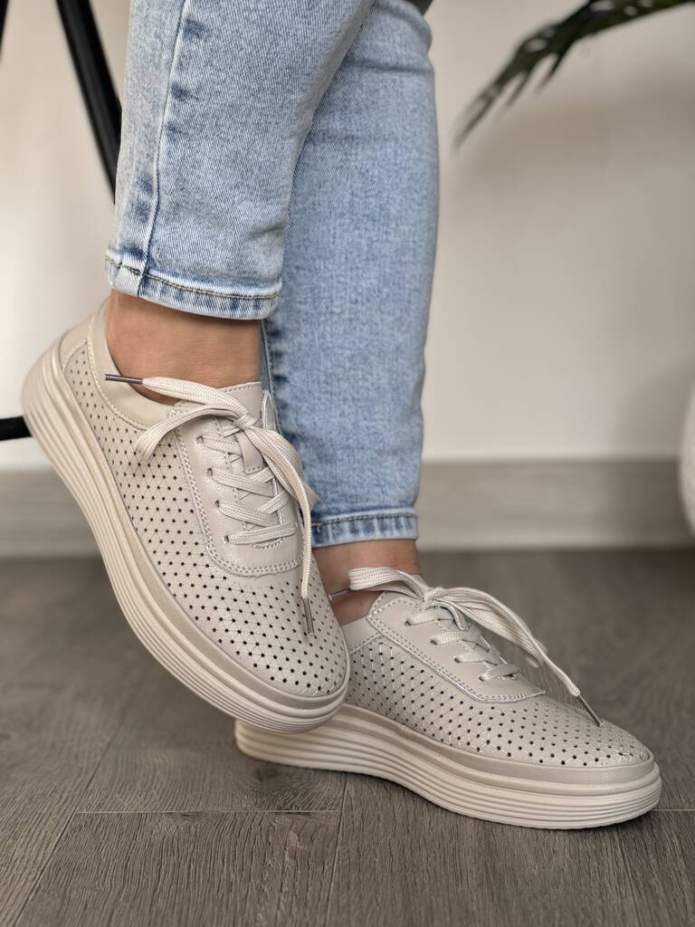Skórzane beżowe sneakersy damskie T.Sokolski OC W25-45 - Do spodni
