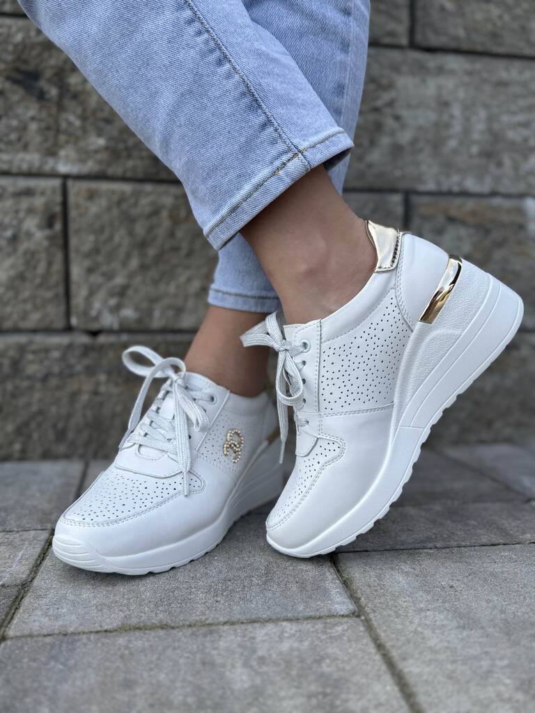 Białe skórzane sneakersy damskie – Wygodne buty na koturnie S.Barski - Do spodni