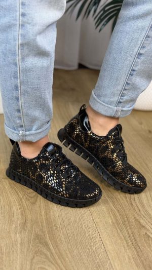 Stylowe sneakersy damskie na grubej podeszwie czarne/złote Aga 02372 - Styl casualowy