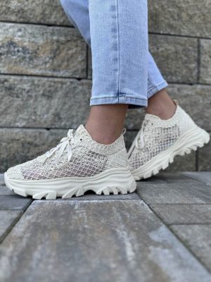 Buty koronkowe damskie beżowe – Modne buty na grubej podeszwie - Styl casualowy