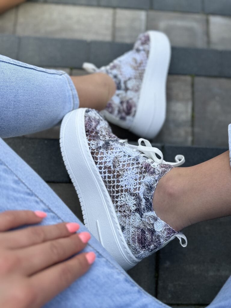 Koronkowe sneakersy damskie – Modne buty koronkowe T. Sokolski HEJ W503 - Do spodni