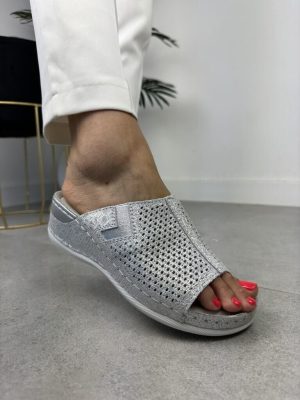 Srebrne skórzane klapki damskie na koturnie Bn289 - Styl casualowy