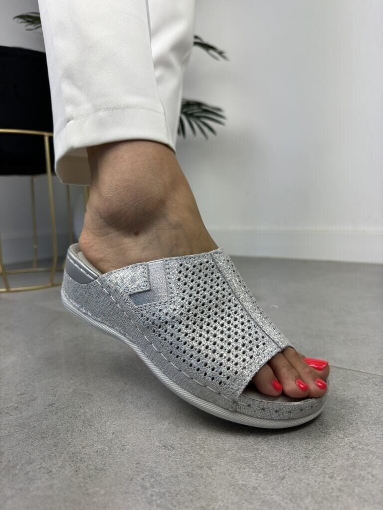 Srebrne skórzane klapki damskie na koturnie Bn289 - Styl casualowy