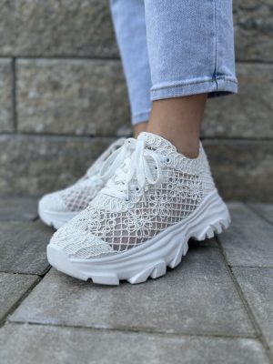 Buty damskie koronkowe białe – Modne buty na grubej podeszwie - Styl casualowy