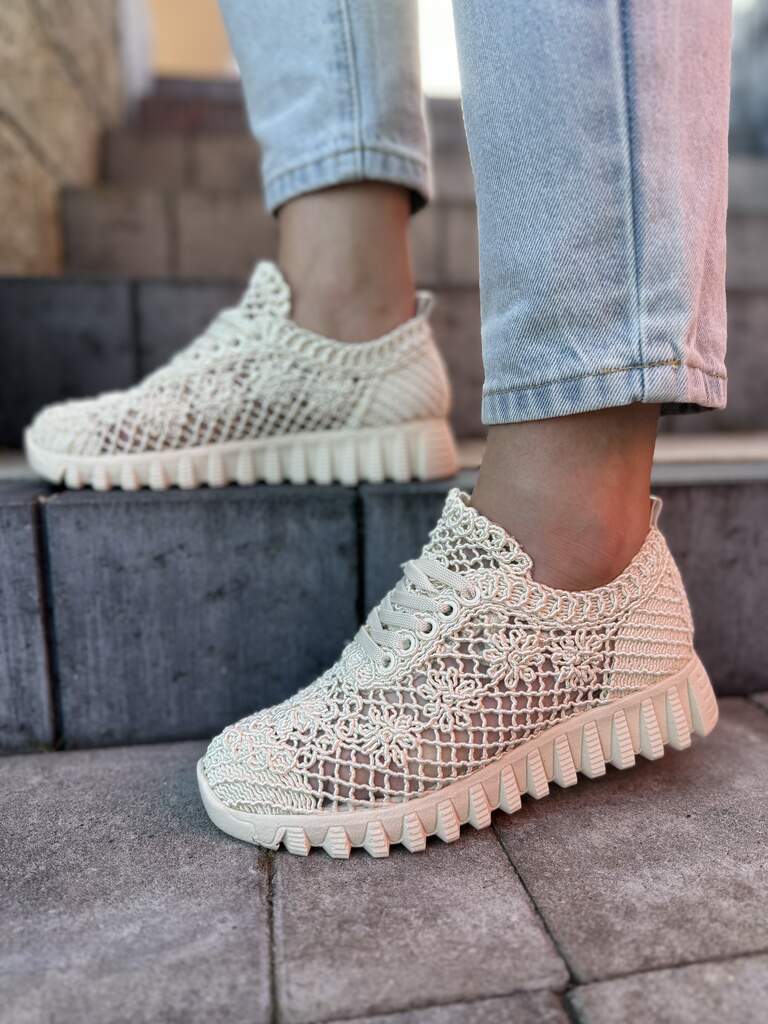 Beżowe buty koronkowe damskie – Modne buty na grubej podeszwie T. Sokolski - Do spodni
