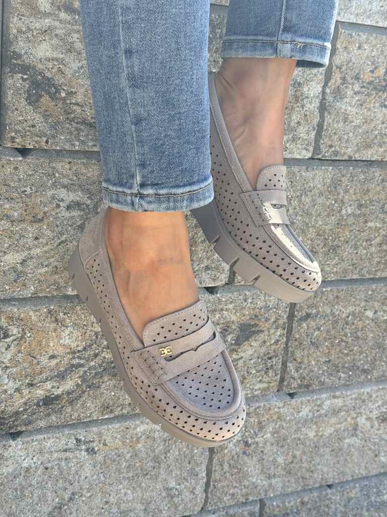 Ażurowe mokasyny damskie na koturnie khaki 12608 Potocki - Do spodni