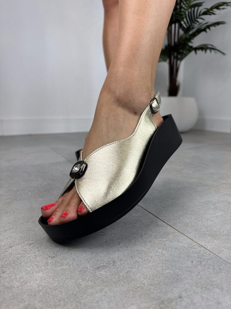 Złote sandały damskie – Wygodne sandały na koturnie S.Barski - Styl casualowy