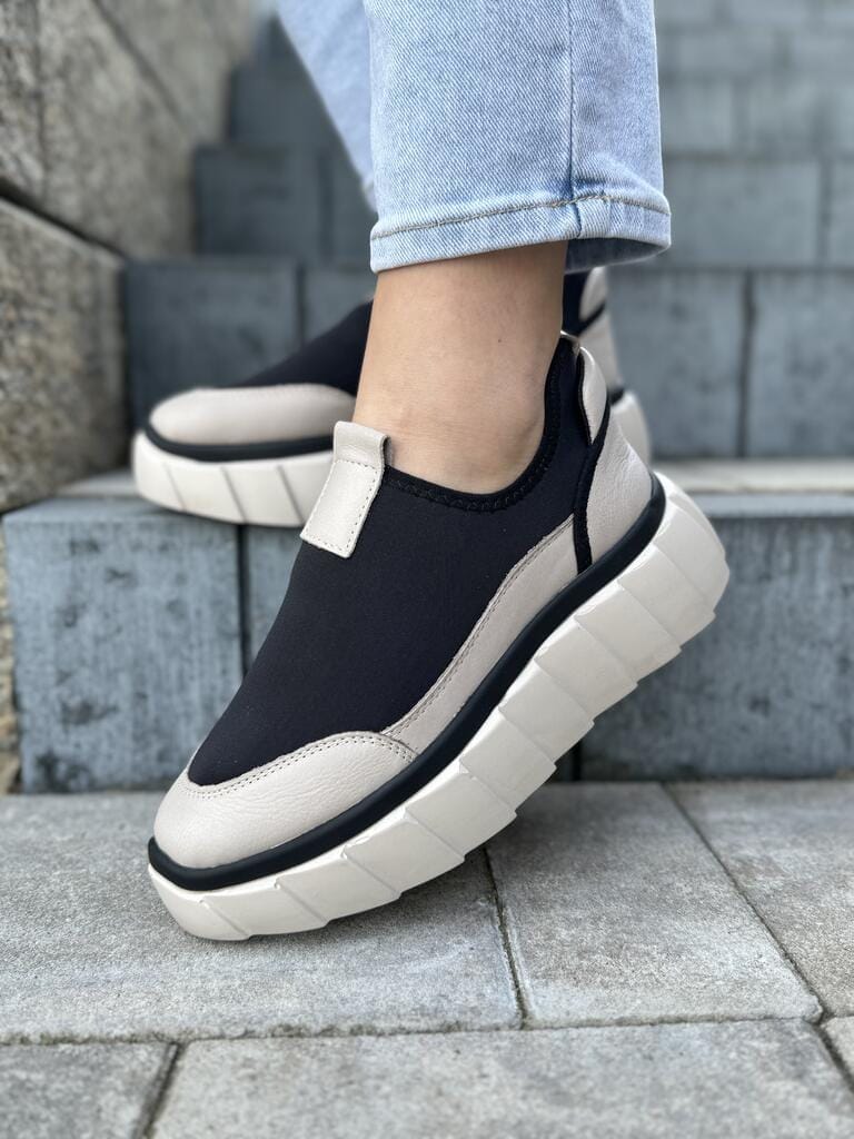 Szare skórzane sneakersy damskie – Wygodne półbuty damskie Sokolski - Do spodni