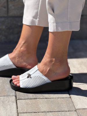 Białe klapki damskie skórzane na koturnie T.Sokolski L33-345 - Styl casualowy